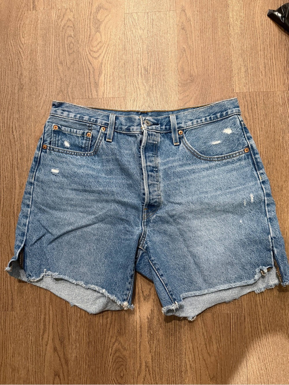 Levi’s Classic High-Rise Distressed Denim Shorts - Blue
